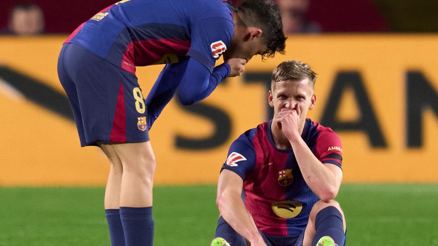 Pedri conversa con Dani Olmo Pedri conversa con Dani Olmo