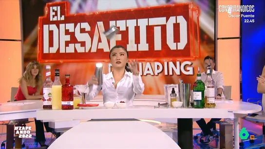 El 'show' de Jiaping como coctelera: así prepara un sofisticado cóctel sin alcohol para Dani Mateo En 'El Desafiíto' de esta semana, Jiaping aprende a preparar cócteles sin alcohol junto a Julio de la Torre, de la Escuela de Coctelería de Madrid, y demuestra en directo sus conocimientos adquiridos.