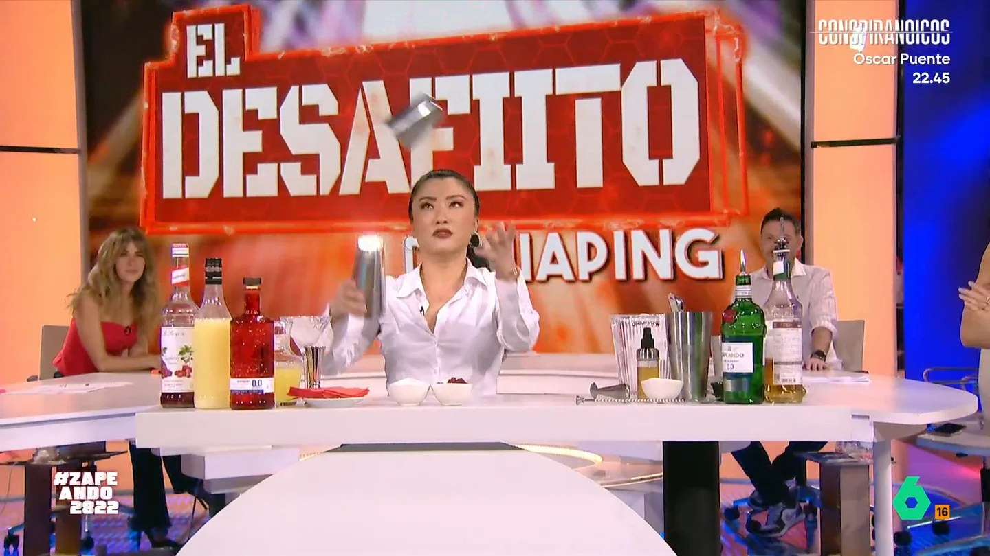 El 'show' de Jiaping como coctelera: así prepara un sofisticado cóctel sin alcohol para Dani Mateo En 'El Desafiíto' de esta semana, Jiaping aprende a preparar cócteles sin alcohol junto a Julio de la Torre, de la Escuela de Coctelería de Madrid, y demuestra en directo sus conocimientos adquiridos.