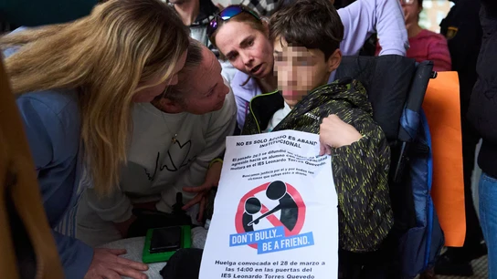 Aplausos y gritos de apoyo para recibir al menor con parálisis cerebral agredido por cuatro compañeros en Santander Aplausos y gritos de apoyo para recibir al menor con parálisis cerebral agredido por cuatro compañeros en Santander