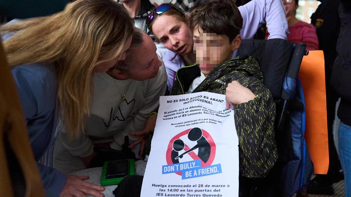Aplausos y gritos de apoyo para recibir al menor con parálisis cerebral agredido por cuatro compañeros en Santander Aplausos y gritos de apoyo para recibir al menor con parálisis cerebral agredido por cuatro compañeros en Santander