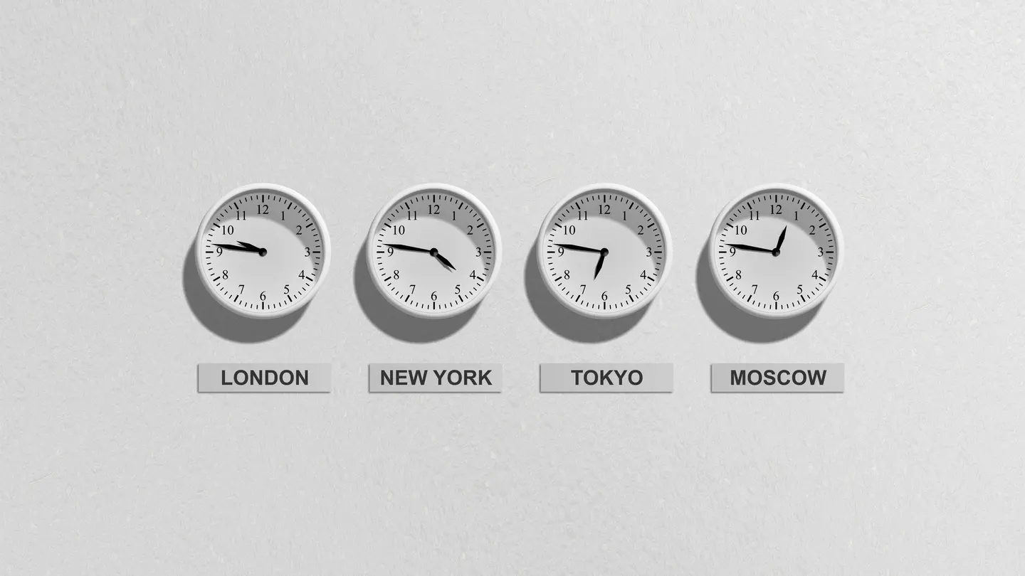 Cuatro relojes marcando las horas de Londres, Nueva York, Tokio y Moscú Cuatro relojes marcando las horas de Londres, Nueva York, Tokio y Moscú
