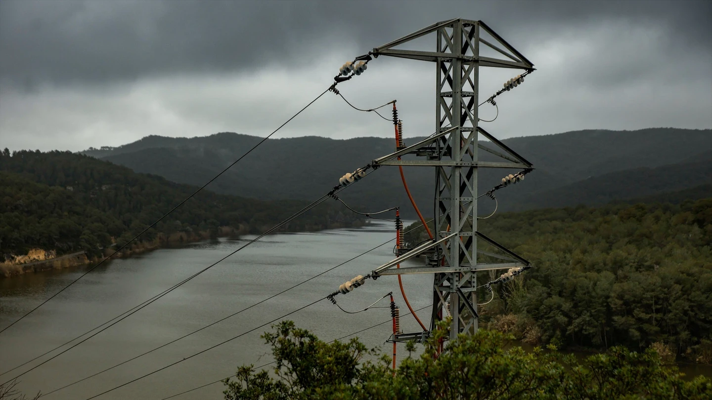 Torre de electricidad junto al embalse de Foix (Cataluña), al 100% de su capacidad este mes por las intensas lluvias. Torre de electricidad junto al embalse de Foix (Cataluña), al 100% de su capacidad este mes por las intensas lluvias.