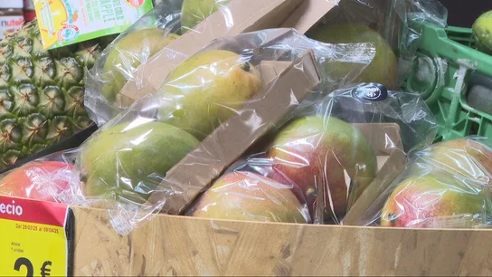 Tres años de promesas, cero cambios: los supermercados siguen llenos de plásticos Tres años de promesas, cero cambios: los supermercados siguen llenos de plásticos