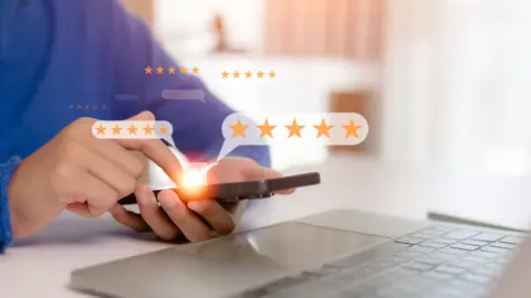 Una persona comparando varios hoteles Una persona comparando varios hoteles