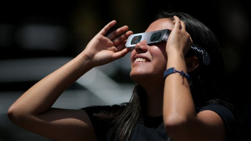 Eclipse solar: ¿Es peligroso si uso el teléfono para grabarlo? ¿Por qué hay que protegerse los ojos? 
