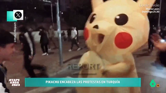 Pillan a Pikachu huyendo de la policía en Turquía: "La policía lo capturó lanzándole una bola Poké Ball" Las divertidas imágenes han conseguido hacerse virales debido al surrealista estilismo que escogió el manifestante para protestar contra el Gobierno turco.