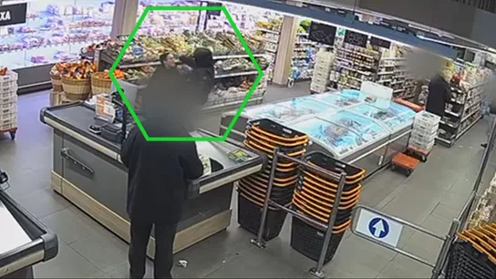 Un "ángel de la guarda" el cliente que se enfrentó a un ladrón armado y salvó a la encargada de un supermercado en Barcelona Un "ángel de la guarda" el cliente que se enfrentó a un ladrón armado y salvó a la encargada de un supermercado en Barcelona