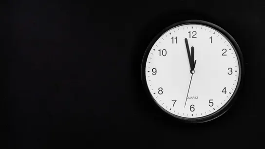 Un reloj, dando casi la medianoche (o las 12:00h de la mañana, en función de a qué hora se mire) Un reloj, dando casi la medianoche (o las 12:00h de la mañana, en función de a qué hora se mire)