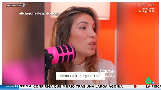 Una psicóloga para los pies a un anciano que quiere coger en brazos a su hija: "Me miró con cara de 'qué tonterías tenéis hoy en día'" Una psicóloga para los pies a un anciano que quiere coger en brazos a su hija: "Me miró con cara de 'qué tonterías tenéis hoy en día'"