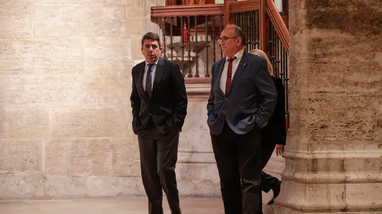 El president de la Generalitat, Carlos Mazón, al salir de la reunión que ha mantenido con Joaquín Amills (dcha), presidente de SOS Desaparecidos. El president de la Generalitat, Carlos Mazón, al salir de la reunión que ha mantenido con Joaquín Amills (dcha), presidente de SOS Desaparecidos.