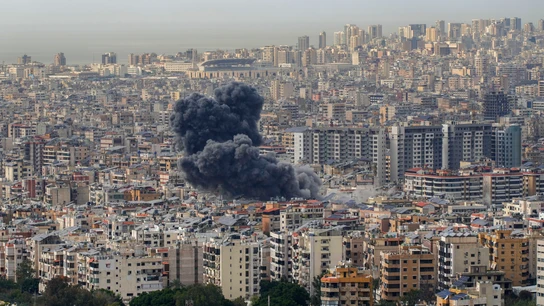 Una columna de humo tras un ataque aéreo israelí en Dahiyeh, en el suburbio sur de Beirut Una columna de humo tras un ataque aéreo israelí en Dahiyeh, en el suburbio sur de Beirut
