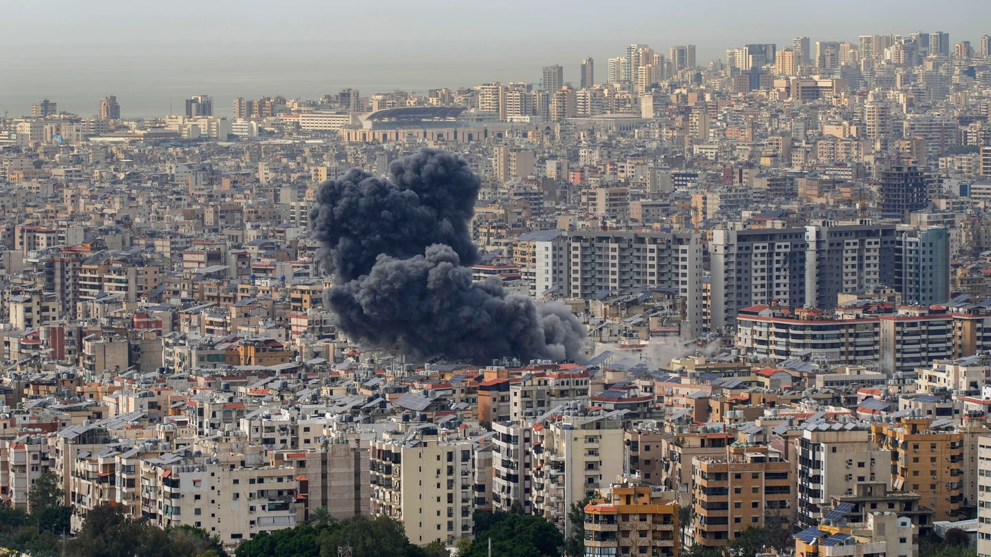 Una columna de humo tras un ataque aéreo israelí en Dahiyeh, en el suburbio sur de Beirut Una columna de humo tras un ataque aéreo israelí en Dahiyeh, en el suburbio sur de Beirut