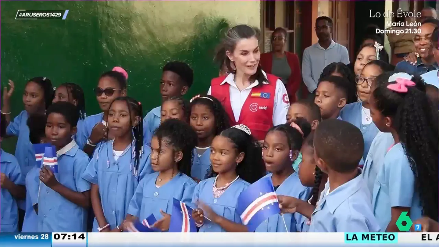 Alfonso Arús analiza el viaje de la reina Letizia a Cabo Verde: "Allá donde va recibe una canción" Alfonso Arús analiza el viaje de la reina Letizia a Cabo Verde: "Allá donde va recibe una canción"