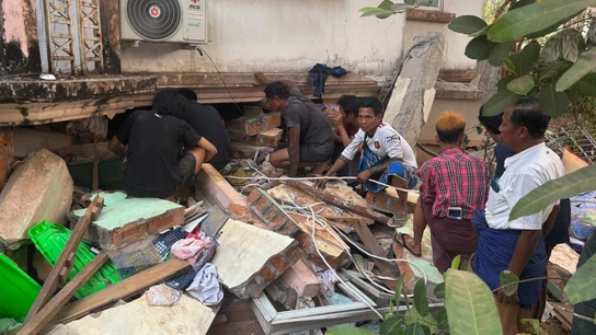Un grupo de voluntarios realiza labores de rescate en Naypyitaw, Myanmar. Un grupo de voluntarios realiza labores de rescate en Naypyitaw, Myanmar.