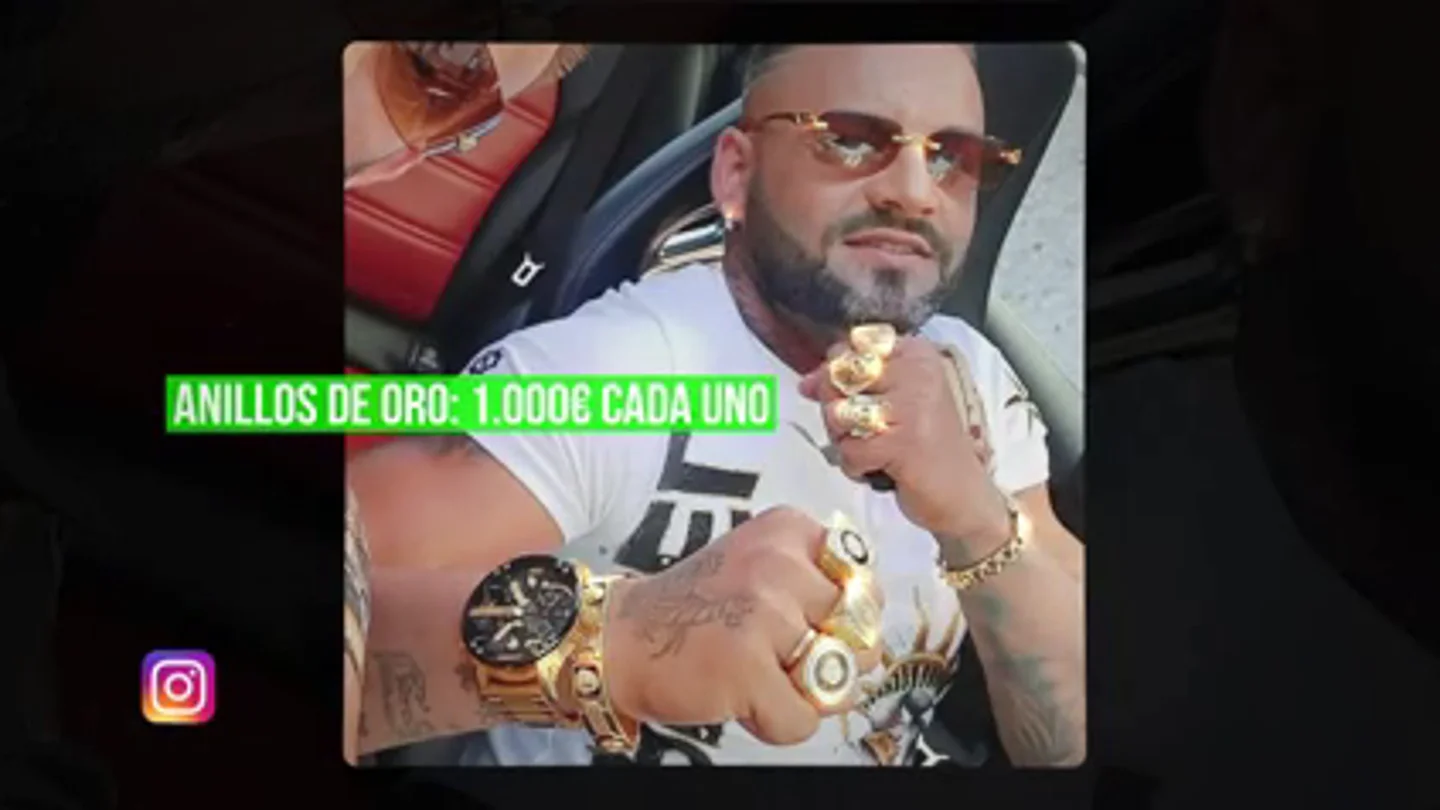 El análisis de una experta en moda sobre los looks de 'El Patrón', cabecilla del clan de 'Los Piños': "Lleva 18.000 euros encima" El análisis de una experta en moda sobre los looks de 'El Patrón', cabecilla del clan de 'Los Piños': "Lleva 18.000 euros encima"