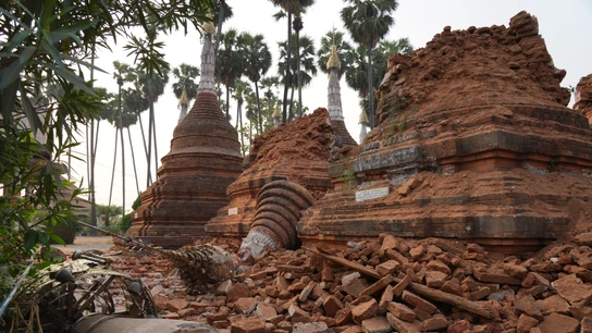 Pagodas dañadas tras el potente terremoto en Naypyitaw, Myanmar Pagodas dañadas tras el potente terremoto en Naypyitaw, Myanmar