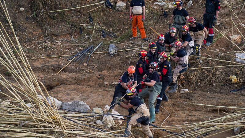 Efectivos de la UME trabajando a su llegada a Valencia tras la DANA