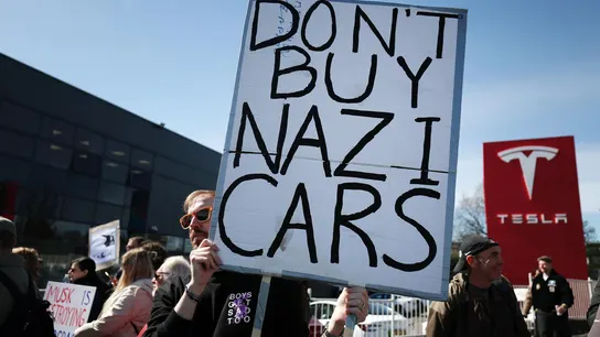 Un hombre protesta contra Elon Musk en un concesionario de Tesla en Londres Un hombre protesta contra Elon Musk en un concesionario de Tesla en Londres