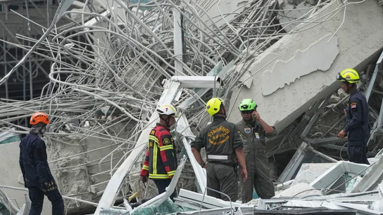 Los servicios de rescate buscan víctimas entre los escombros del rascacielos de Bangkok Los servicios de rescate buscan víctimas entre los escombros del rascacielos de Bangkok