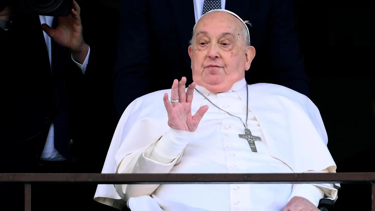 El papa Francisco saluda y bendice a los fieles desde el balcón del Hospital Gemelli, en una fotografía de archivo. El papa Francisco saluda y bendice a los fieles desde el balcón del Hospital Gemelli, en una fotografía de archivo.