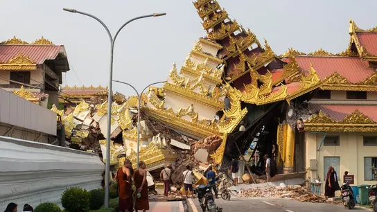 Derrumbe de la Pagoda Maha Myat Muni tras el terremoto en Mandalay, Myanmar Derrumbe de la Pagoda Maha Myat Muni tras el terremoto en Mandalay, Myanmar