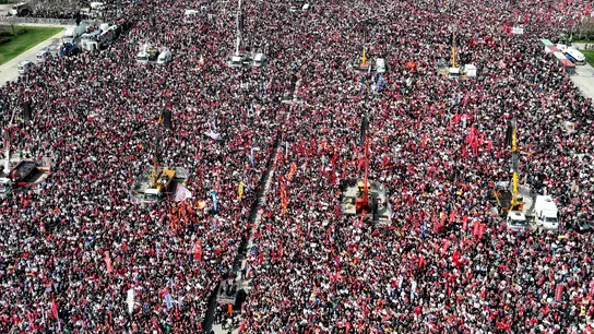Manifestación multitudinaria en Estambul contra la detención del alcalde de la ciudad Manifestación multitudinaria en Estambul contra la detención del alcalde de la ciudad