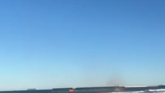 Desplegado un amplio dispositivo de rescate en busca de un joven en la playa de la Malvarrosa (Valencia) Desplegado un amplio dispositivo de rescate en busca de un joven en la playa de la Malvarrosa (Valencia)