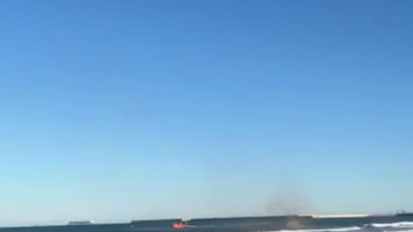 Desplegado un amplio dispositivo de rescate en busca de un joven en la playa de la Malvarrosa (Valencia) Desplegado un amplio dispositivo de rescate en busca de un joven en la playa de la Malvarrosa (Valencia)