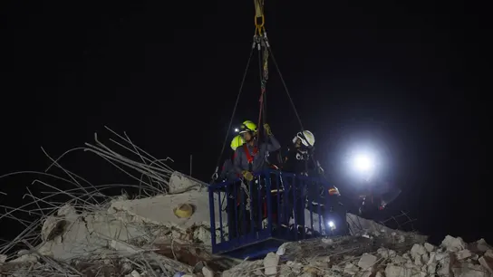 Los equipos de rescate trabajan en la torre colapsada en Bangkok (Tailandia) Los equipos de rescate trabajan en la torre colapsada en Bangkok (Tailandia)