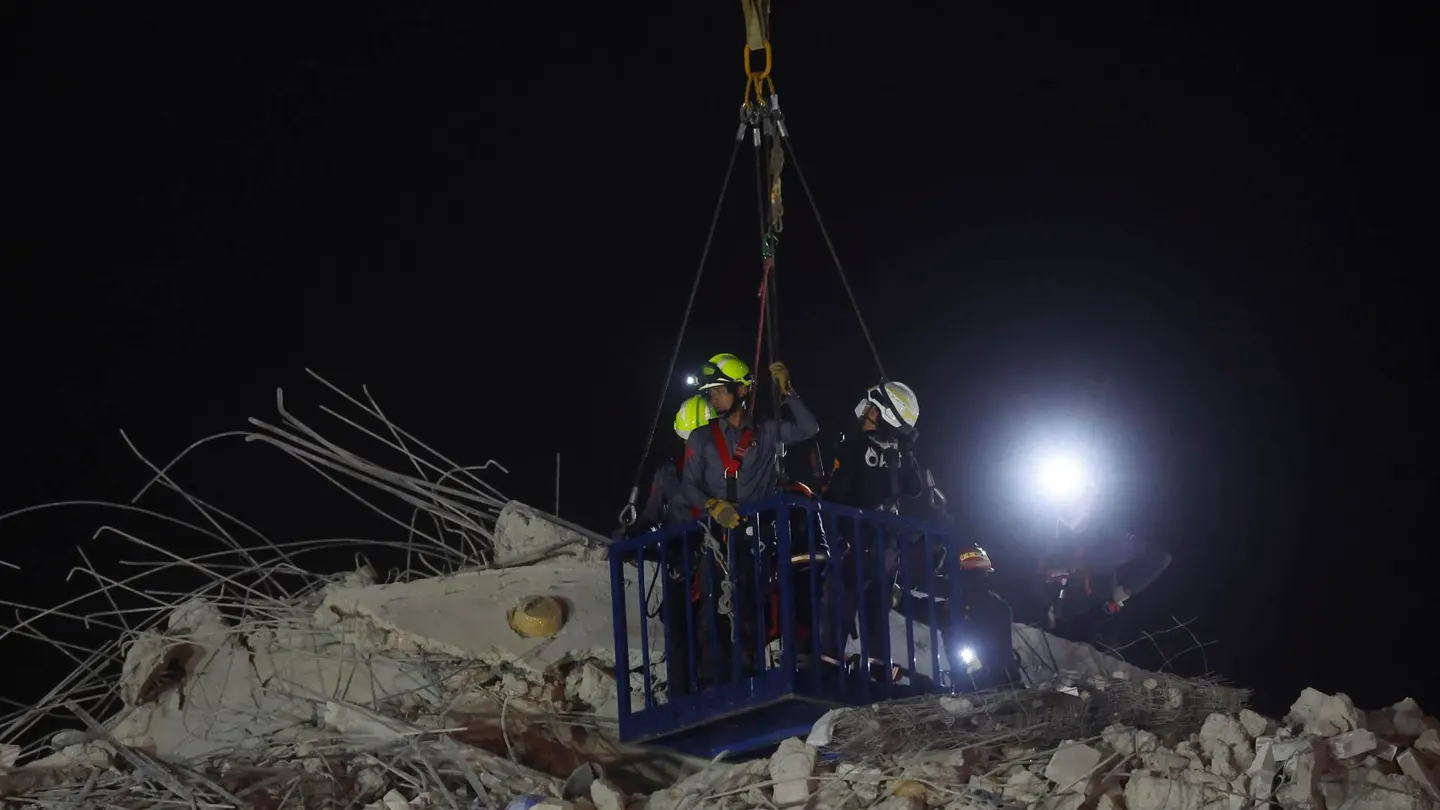 Los equipos de rescate trabajan en la torre colapsada en Bangkok (Tailandia) Los equipos de rescate trabajan en la torre colapsada en Bangkok (Tailandia)