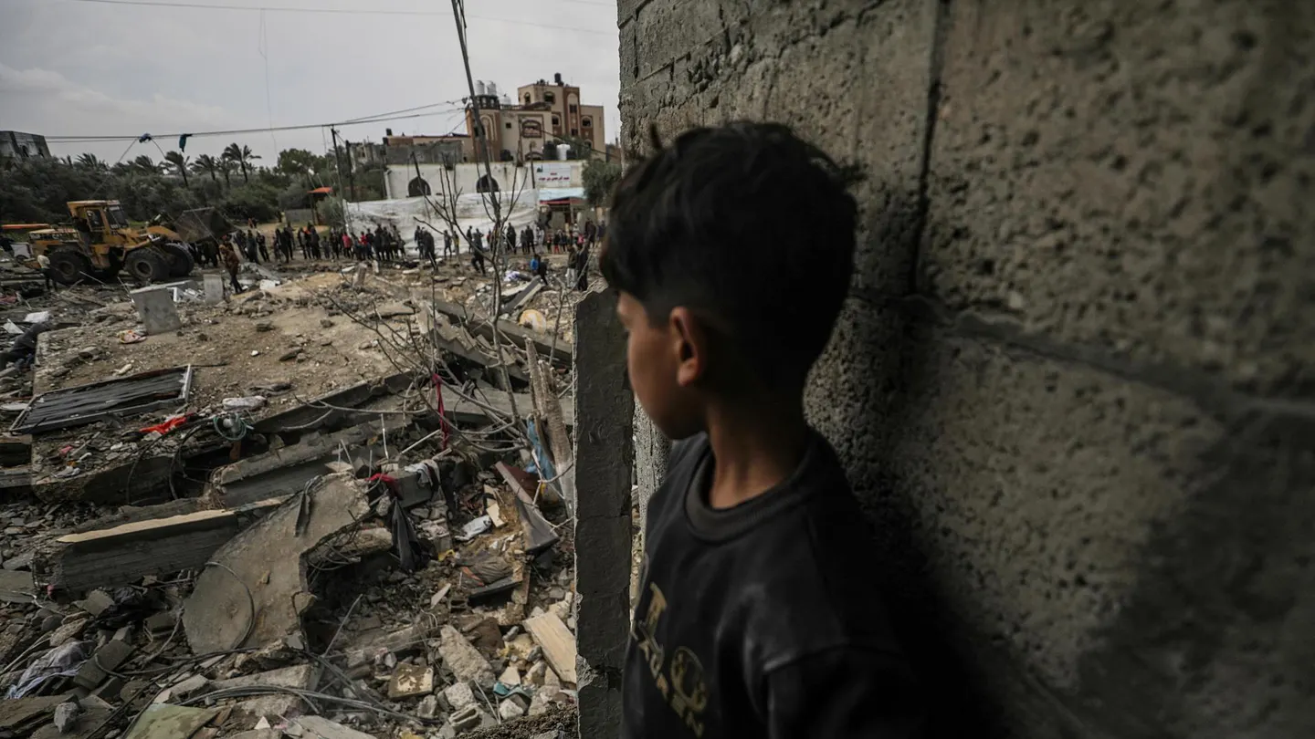 Imagen de un niño que observa la destrucción del sur de la Franja de Gaza Imagen de un niño que observa la destrucción del sur de la Franja de Gaza