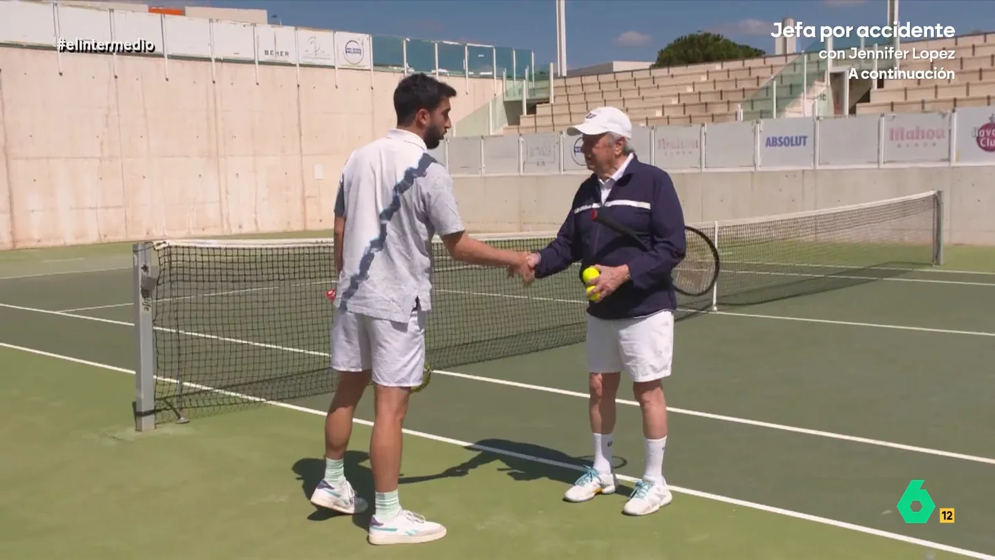 Isma Juárez se enfrenta al campeón de España de tenis con 90 años: "A ver si aprendes..." El reportero se ha medido con el campeón de España de tenis para mayores de 90 años. Isma no duda en advertir a Ayala que usará todas las técnicas que ha aprendido de él para poder vencerlo.