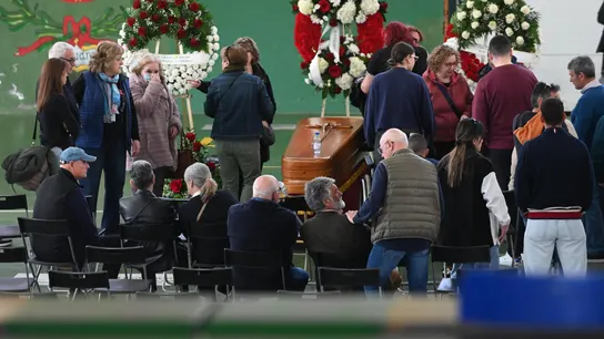 Familiares y amigos asisten a la capilla ardiente. Familiares y amigos asisten a la capilla ardiente.