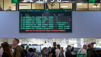 Jornada de huelga de Renfe y ADIF en la estaci&oacute;n de trenes de Sants en Barcelona