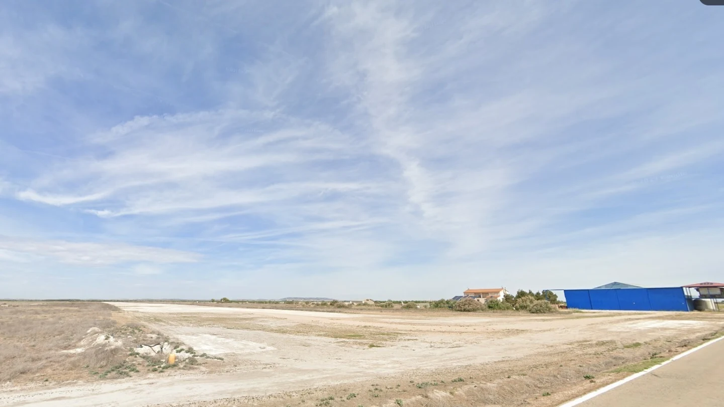Vista del Aeródromo de La Mancha en Google Street View. Vista del Aeródromo de La Mancha en Google Street View.