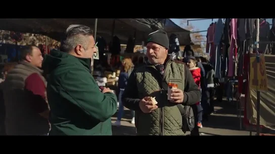 La respuesta de un vendedor de un mercadillo de Granada cuando Jalis de la Serna pregunta por qué luce el símbolo de la marihuana en su gorro La respuesta de un vendedor de un mercadillo de Granada cuando Jalis de la Serna pregunta por qué luce el símbolo de la marihuana en su gorro
