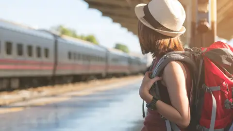 Chica viajando en tren Chica viajando en tren