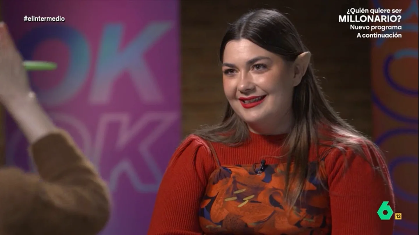 LaPili desvela qué hay detrás de su último single: "Queremos diversidad y ahí encontramos la belleza" La joven es la protagonista de la última entrega de 'Ok Boomer'. La artista charla con Thais Villas sobre las presiones de la industria contra los cuerpos no normativos y su intención de romper estereotipos a través de su música.