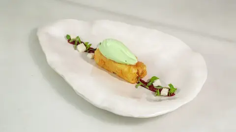 Leche frita de coco, curry verde y cerezas Leche frita de coco, curry verde y cerezas