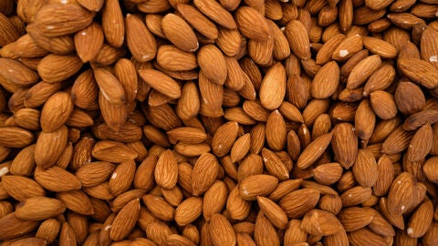 Imagen de un montón de almendras