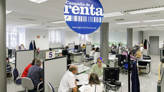 Varias personas presentando la declaración de la renta en una oficina de Hacienda en Madrid en 2023 Varias personas presentando la declaración de la renta en una oficina de Hacienda en Madrid en 2023