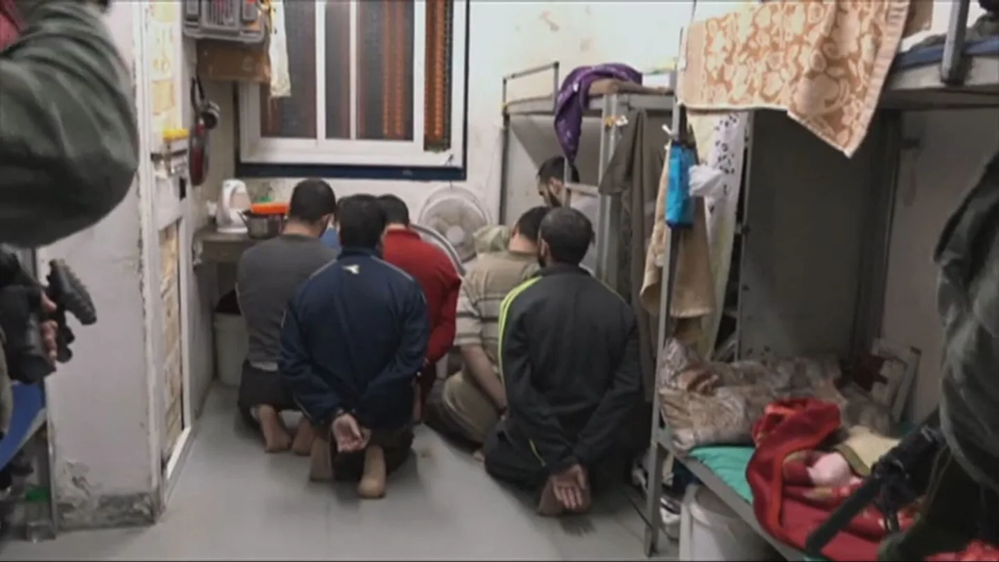 Tirado en el suelo, desnutrido y con las manos atadas: el trato inhumano que mató a un adolescente palestino en una cárcel israelí Tirado en el suelo, desnutrido y con las manos atadas: el trato inhumano que mató a un adolescente palestino en una cárcel israelí