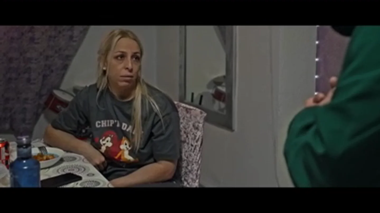 Jalis de la Serna habla con una mujer que vive en un edificio donde cultivan marihuana: "¿Qué te parece que la niña crezca en este ambiente?" Jalis de la Serna habla con una mujer que vive en un edificio donde cultivan marihuana: "¿Qué te parece que la niña crezca en este ambiente?"