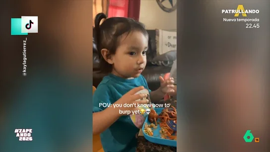 El divertido vídeo viral de una niña que no sabe eructar: "Es toda una experta en el idioma Minion" La pequeña intenta seguir el ejemplo de otra niña que es capaz de soltar un sonoro eructo después de comer. No te pierdas el divertido sonido que hace en su lugar en el vídeo principal.