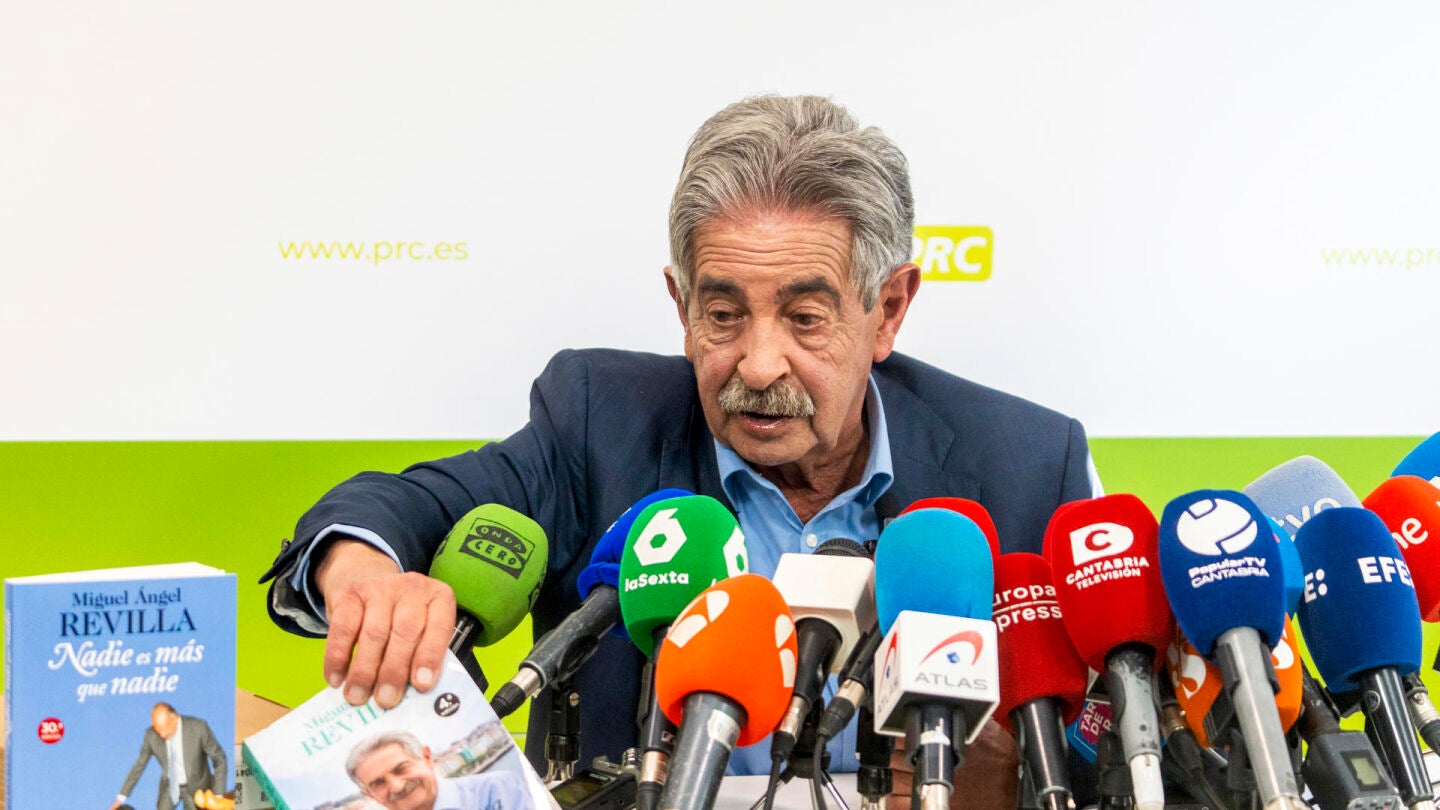 Revilla saca sus libros 'Nadie es más que nadie' y 'Por qué pasa lo que pasa' durante su comparecencia.
