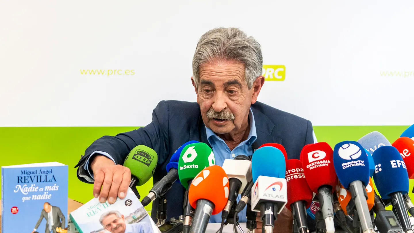 Revilla saca sus libros 'Nadie es más que nadie' y 'Por qué pasa lo que pasa' durante su comparecencia. Revilla saca sus libros 'Nadie es más que nadie' y 'Por qué pasa lo que pasa' durante su comparecencia.