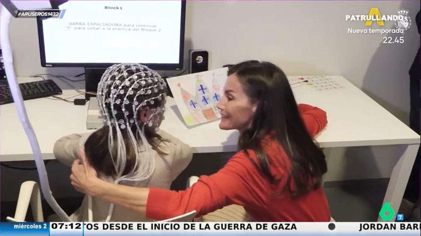 El emotivo abrazo de la reina Letizia con una niña en el Centro de Mente, Cerebro y Comportamiento de Granada El emotivo abrazo de la reina Letizia con una niña en el Centro de Mente, Cerebro y Comportamiento de Granada