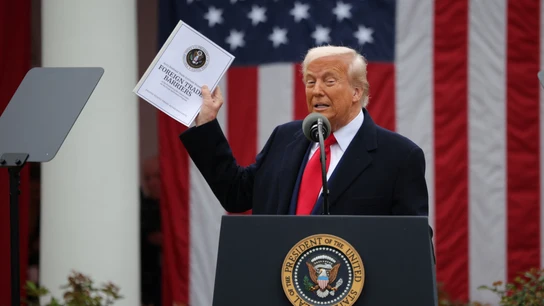 El presidente de Estados Unidos, Donald Trump, sostiene un documento mientras pronuncia un discurso sobre los aranceles El presidente de Estados Unidos, Donald Trump, sostiene un documento mientras pronuncia un discurso sobre los aranceles