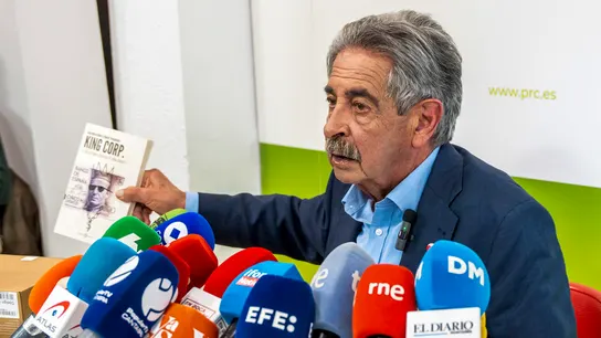 Así es 'King Corp', el libro con el que Miguel Ángel Revilla se defiende ante el rey Juan Carlos. Miguel Ángel Revilla sostiene el libro 'King Corp', de Libros del K.O., mientras hablar sobre la demanda del rey Juan Carlos.